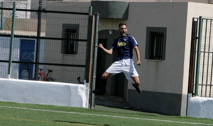 Pelu celebra el gol que significó el primer triunfo del Melilla C.D. en la competición