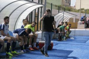 Nacho Aznar marca el camino a seguir a sus jugadores en el partido ante el Húetor Vega