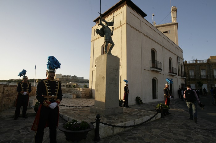 Escultura de Pedro de Estopiñán, con la guardia de honor, en la celebración del Día de Melilla, el 17 de septiembre de 2017