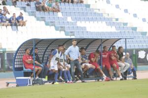 Víctor Cea, entrenador de la U.D. Melilla, dirigiendo a su equipo desde el banquillo