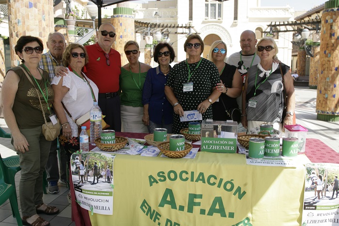 Mesa de recaudación y concienciación de la Plaza Menéndez Pelayo de AFAL, con los voluntarios y la presidenta de la entidad