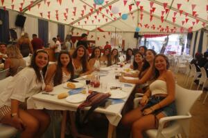 Imagen de un grupo de jóvenes melillenses que disfrutan de la feria en esta caseta