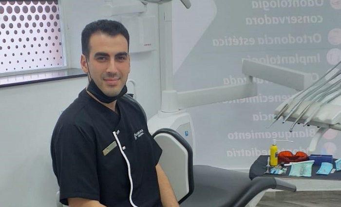 El dentista Gamal Salah trabajando en su clínica en la plaza Velázquez número uno