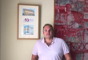 Juan Antonio Marmolejo junto al logo conmemorativo de los 40 años de la Facultad