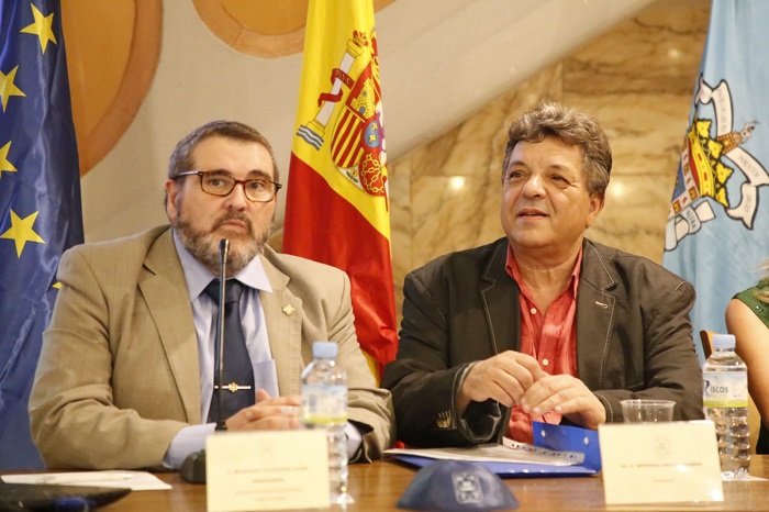 En la imagen, el presidente de Mem Guímel, Mordejay Guahnich y Mustafa Akalay, ponente