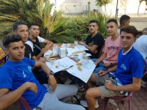 Diferentes imágenes de los medio centenar de menores que fueron a la feria a disfrutar de actividades como las atracciones o una merienda con churros y chocolate