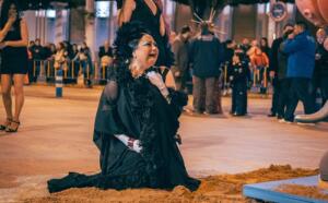 La actriz en la pasada cabalgata en el papel de 'viuda'. Foto: Javier Ramírez