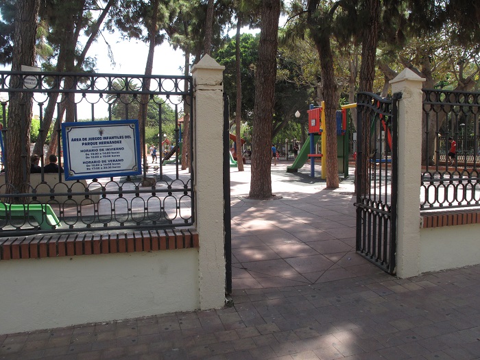 Imagen de la zona infantil con columpios que hay dentro del Parque Hernández