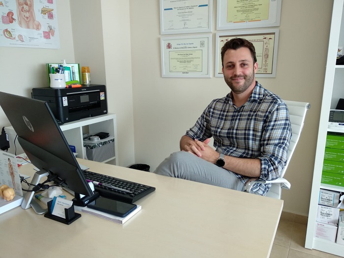 En la imagen, el endocrino David Palao en su consulta en una clínica sanitaria melillense