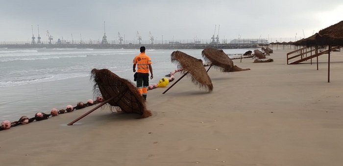 El fuerte levante arrancó varias sombrillas de la playa de La Hípica