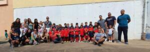Foto de grupo de los jugadores, entrenadores y familiares posando juntos