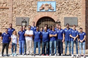 Foto de familia del Club Melilla Baloncesto en el acuartelamiento del Tercio Gran Capitán
