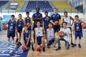 Los jugadores visitaron al equipo Infantil masculino del decano y la Escuela de Iniciación de la FMB