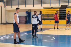 Alejandro Alcoba corrigiendo a sus jugadores durante la sesión matinal de entrenamiento de ayer