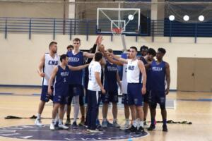 Los jugadores y el cuerpo técnico conjurándose para ganar mañana al Delteco Gipuzkoa