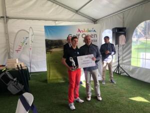 El joven melillense recogiendo su trofeo y su diploma acreditativo como vencedor del campeonato
