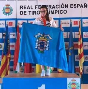 La tiradora melillense, en lo más alto del pódium en la modalidad de Pistola Standard, con la bandera de Melilla