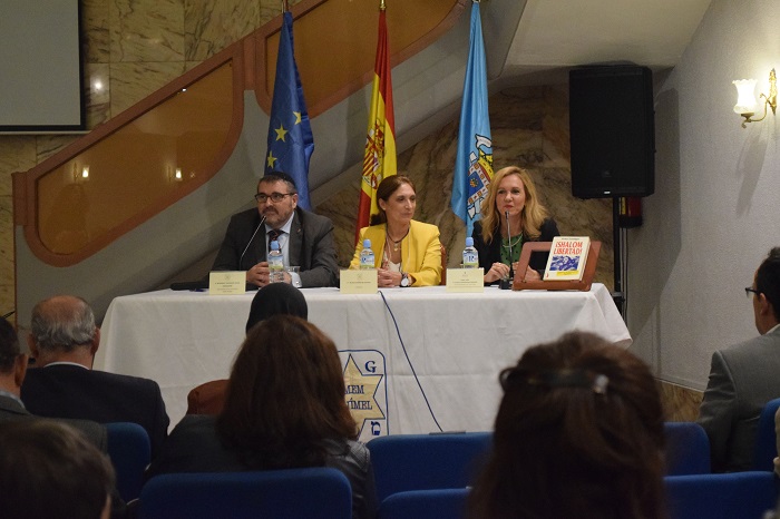 En la imagen, Mordejay Guahnich, Marta González y Elena Treviño en la conferencia