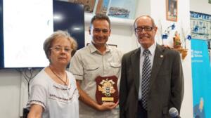 Imagen de parte de la directiva de la entidad melillense con el conferenciante del miércoles