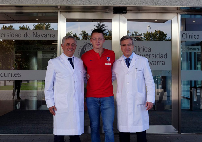 El futbolista melillense, junto a los doctores, en la puerta de la Clínica Universitaria de Navarra