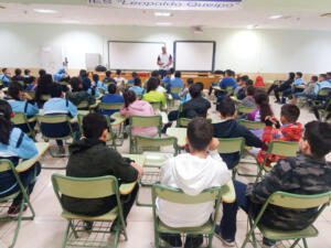 Faysal Hach, director técnico de Eventos Melilla, estuvo en las aulas del IES Leopoldo Queipo para explicar en qué consiste el programa
