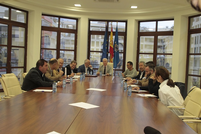 En la imagen, reunión de los distintos empresarios de CEME junto con el Área de Economía