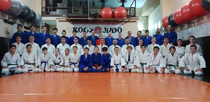 Foto de familia de los deportistas y de los componentes del cuerpo técnico de la Escuela KogyJudo de Melilla