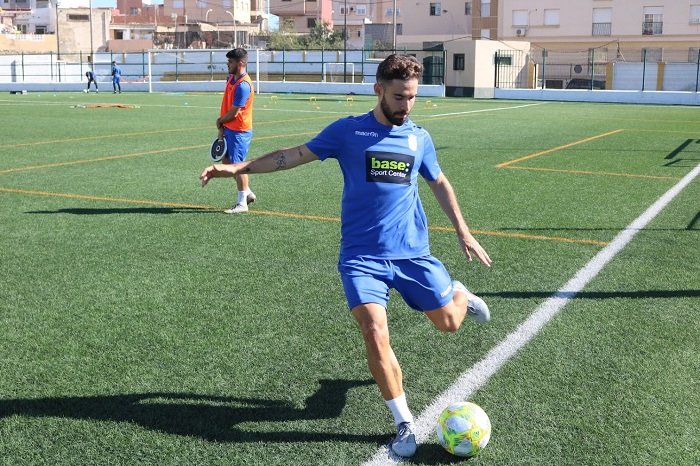 Jordi Ortega se incorporó ayer a los entrenamientos de la U.D. Melilla, desde que el pasado 6 de enero se lesionara en Ibiza