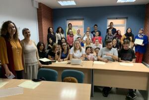 Foto de familia de los estudiantes, la responsable de Vetonia y la directora territorial