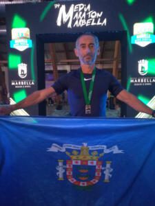 José Antonio Isla, con la bandera de Melilla