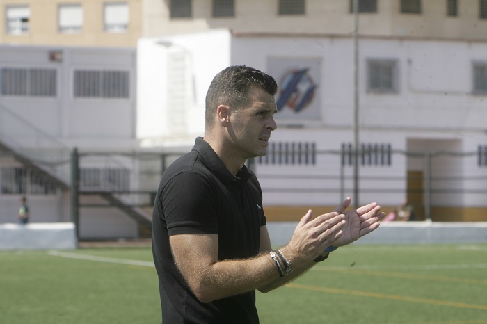 El entrenador del Melilla C.D. se muestra satisfecho con la progresión de su equipo en la competición, pese a empatar