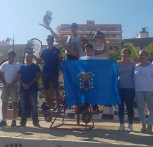Pedro Pérez Vizcaíno, piloto melillense de motonáutica, junto a su hijo, con la bandera de Melilla