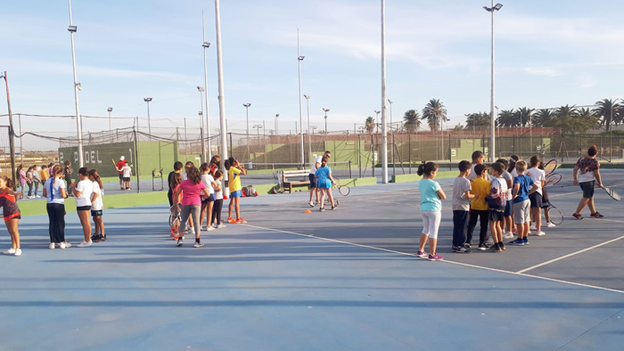 Muchos alumnos del IES Reyes Católicos se pasaron por las instalaciones de la Escuela de Tenis de La Hípica