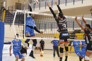 Carlos Dos Santos, jugador del Club Voleibol Melilla, en una acción del choque ante el C.V. Teruel