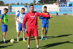 Víctor Cea, entrenador de la U.D. Melilla, dando instrucciones a sus jugadores en el entrenamiento