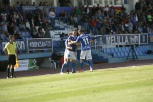 Carri es felicitado por sus compañeros tras el golazo que marcó por la escuadra desde 20 metros de distancia
