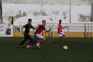 Joselu intentando marcharse de un futbolista del Torreperogil