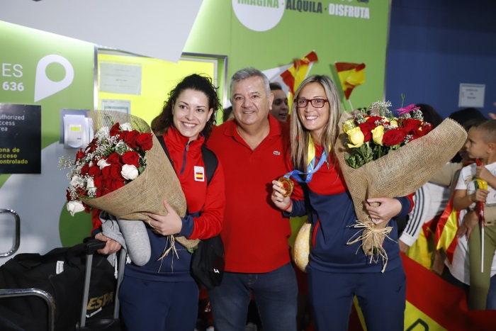 El presidente de la RFMF, Diego Martínez, recibió en la terminal del Aeropuerto a Lorena Asensio y a Irene Sandovall