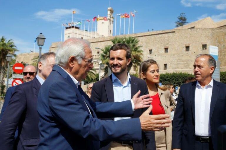 Casado se mostró convencido de que el PP volverá “muy pronto” a gobernar en Melilla, pero expresó su preocupación por los socios del nuevo presidente