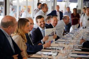 Pablo Casado, antes de la reunión con los empresarios, muestra la edición de MELILLA HOY, cuya Carta del Editor, Enrique Bohórquez, hablaba ayer de su visita a la ciudad