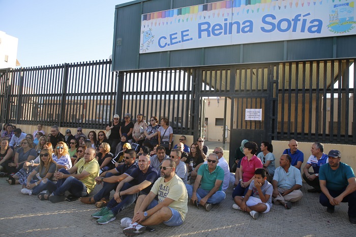 Familias del CEE Reina Sofía realizaron ayer una sentada a las 9:20 a las puertas del centro