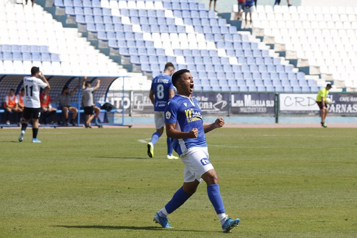 Hicham celebró, el pasado domingo, su primer gol como delantero de la U.D. Melilla