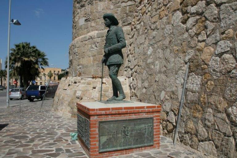 La estatua de Franco, con las placas de su base, donde se ven “imágenes del desembarco de Alhucemas y de soldados que dieron la vida por Melilla”, según Imbroda