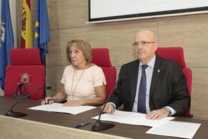 La presidenta de la AECC Melilla, Ana Rodríguez, y el decano del ICAME, Blas Jesús Imbroda