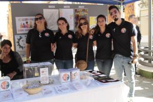 Grupo de integrantes de FEAFES en la mesa informativa