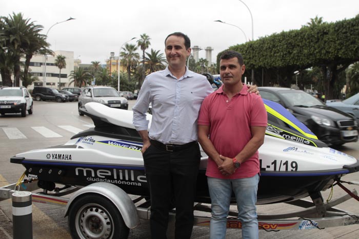 Jalid Said, viceconsejero de Deportes, junto al piloto Pedro Pérez Vizcaíno