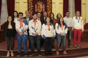 Foto de familia de los asistentes a la recepción ofrecida por la Ciudad Autónoma