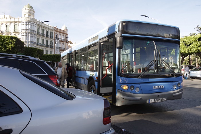 En la imagen, uno de los vehículos de la Cooperativa Ómnibus de Autobuses de Melilla