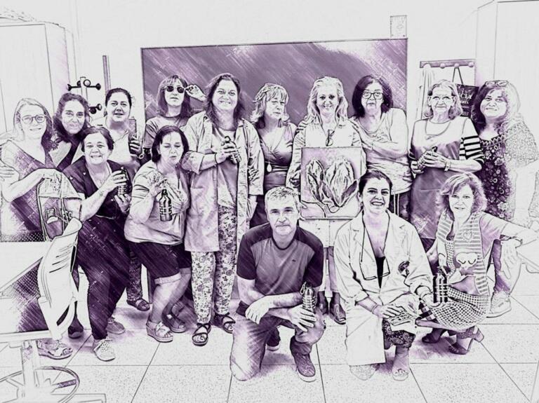 Grupo de alumnos de la Escuela de Enseñanzas Artísticas, que dirige Pilar Calderón, en apoyo de la AECC por el Día Mundial del Cáncer de Mama