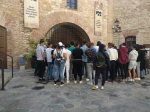 En la imagen, el grupo de jóvenes que se adentran en el primer museo que visitaron